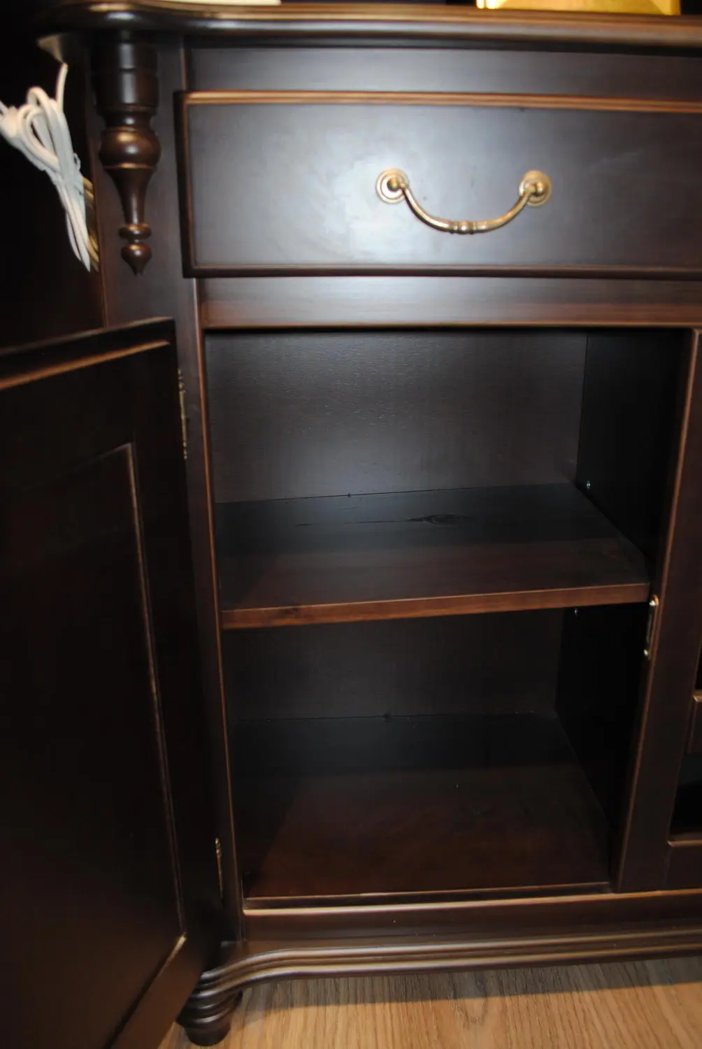   Тумба массив сосны Скандия 2-дверная с 3 ящиками с бутылочницей 1.17.02  