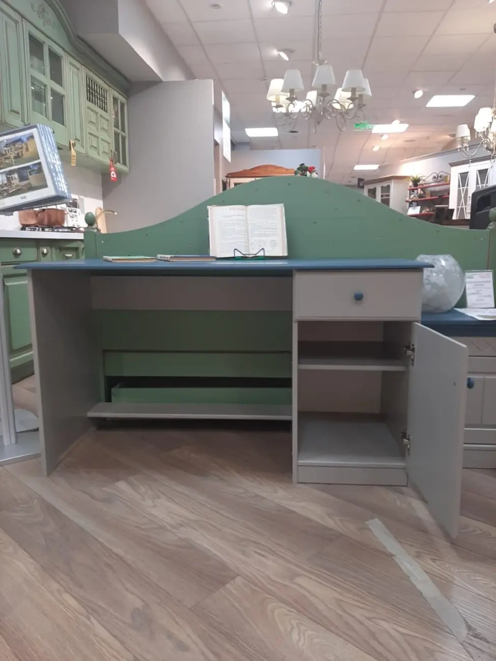 Стол Классик письменный с тумбой справа 1300*580*750