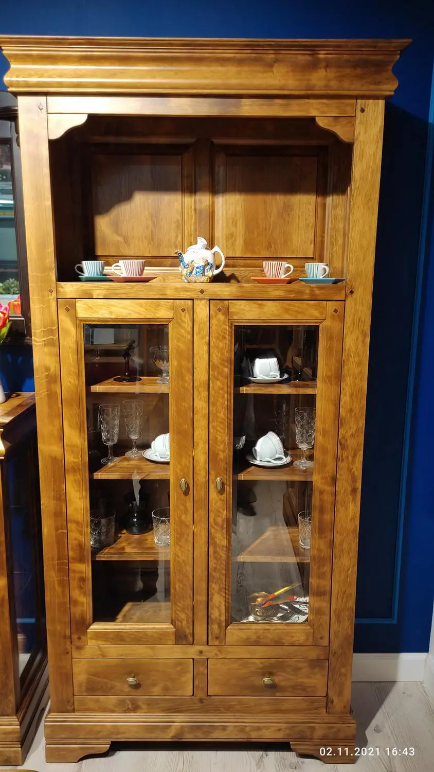 Шкаф с 2 ящиками дуб Луи Филипп с витриной ОВ 03