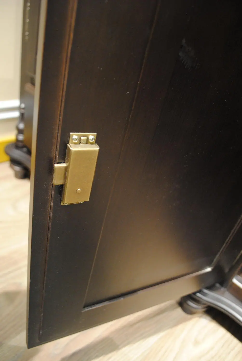   Тумба массив сосны Скандия 2-дверная с 3 ящиками с бутылочницей 1.17.02  