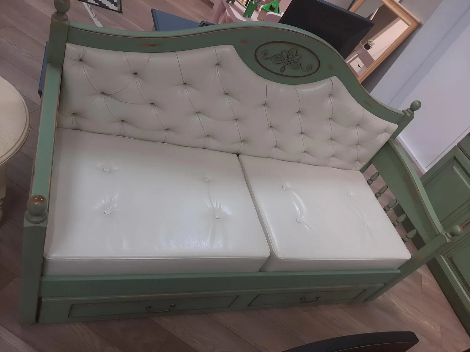 Диван Валенсия 2-15 с декор. вензелем на изголовье