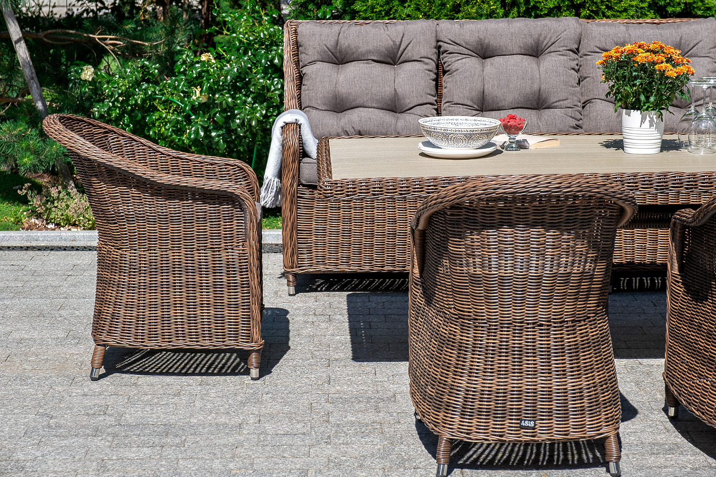 "Равенс" плетеное кресло из искусственного ротанга, цвет коричневый с серой подушкой