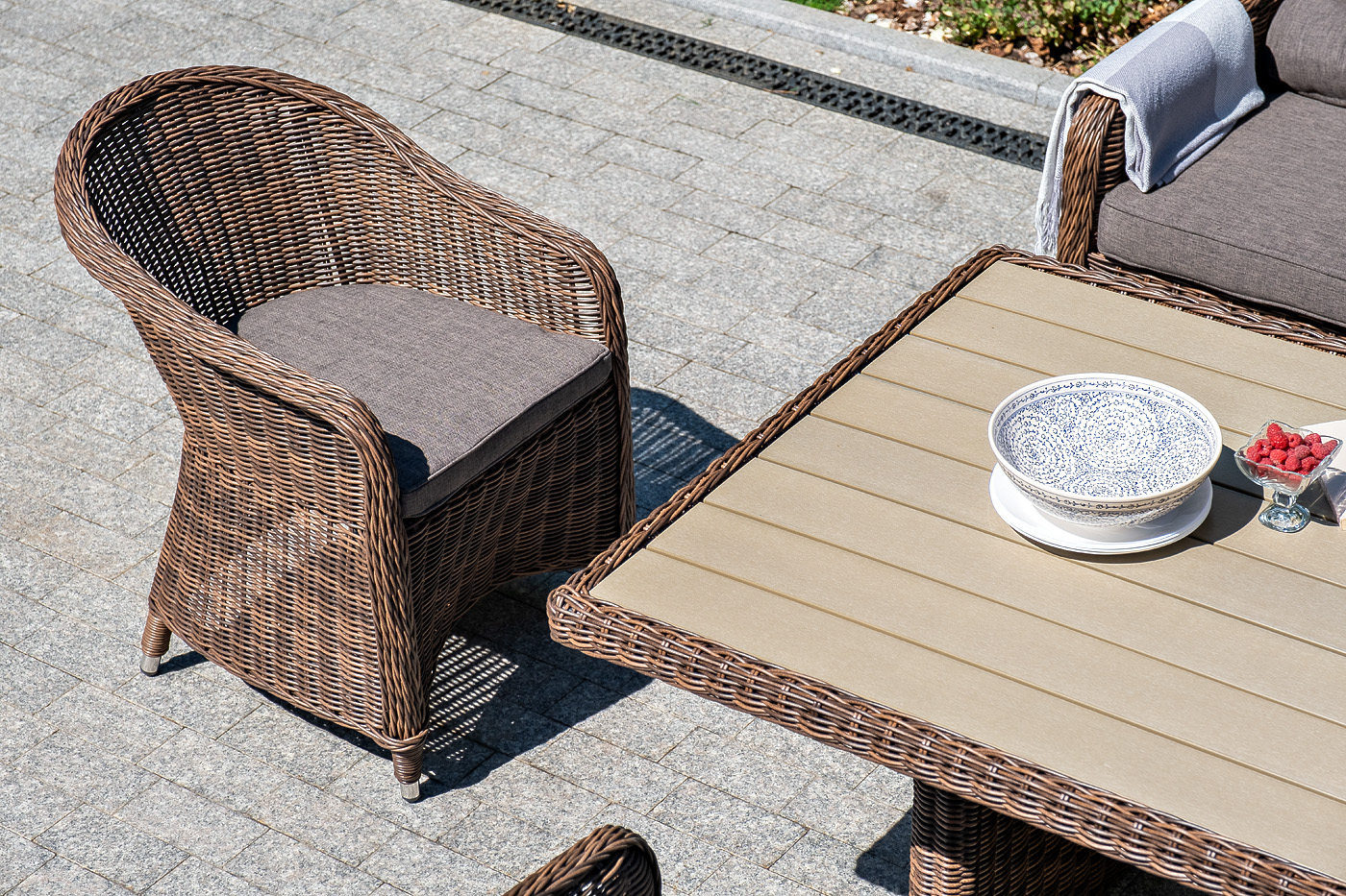 "Равенс" плетеное кресло из искусственного ротанга, цвет коричневый с серой подушкой