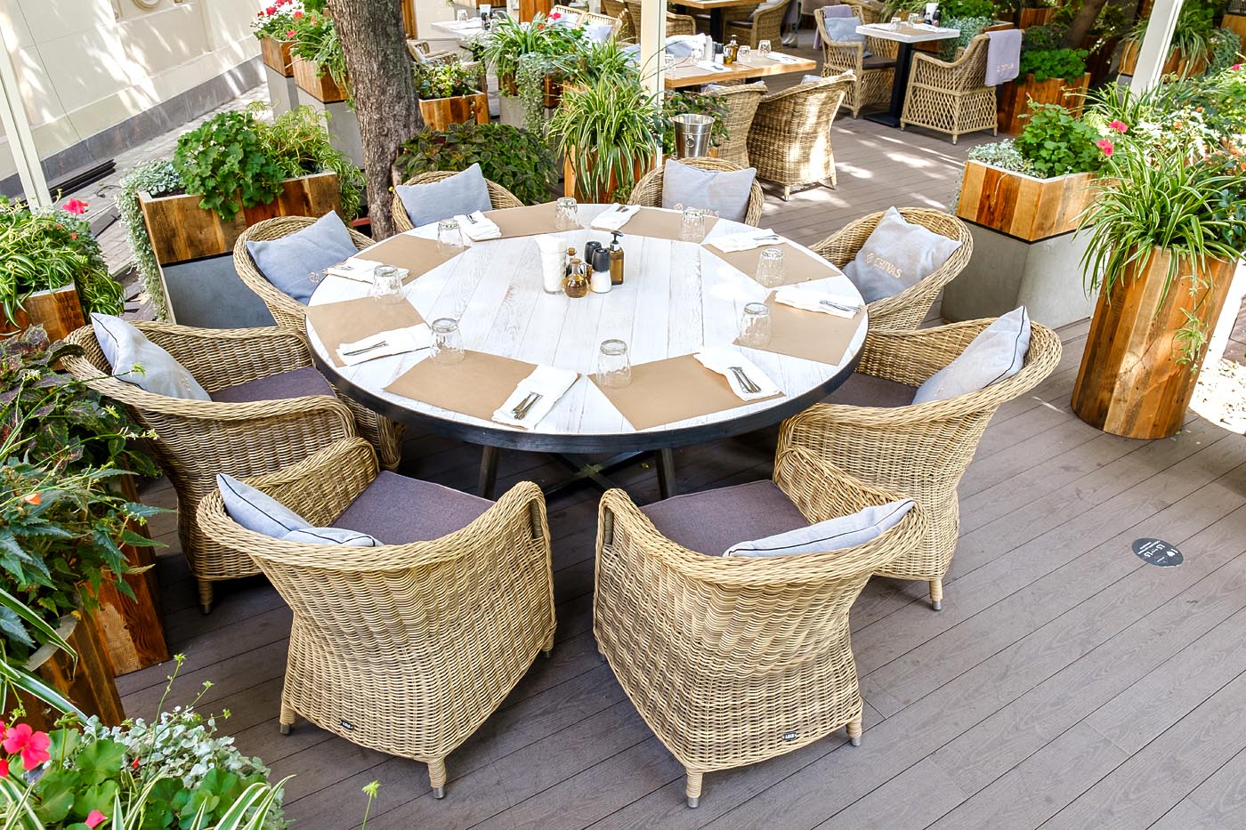 "Равенс" плетеное кресло из искусственного ротанга, цвет соломенный с серой подушкой