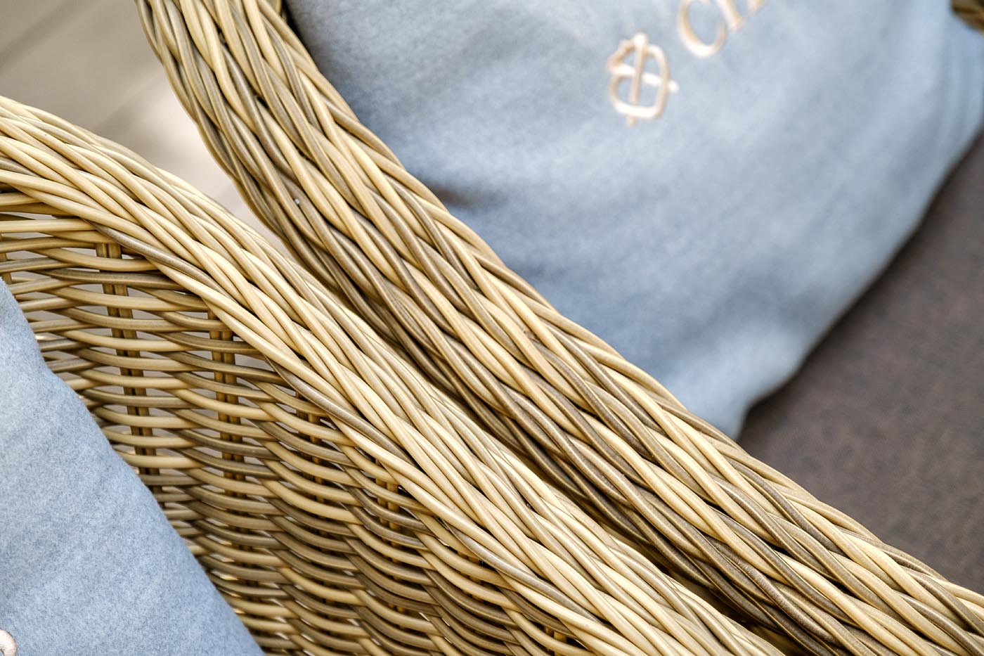 "Равенс" плетеное кресло из искусственного ротанга, цвет соломенный с серой подушкой