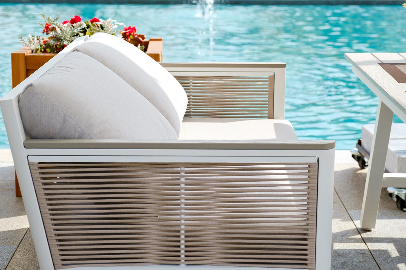 "Сан Ремо" диван 2-местный плетеный из роупа, каркас алюминий белый, роуп бежевый, ткань бежевая